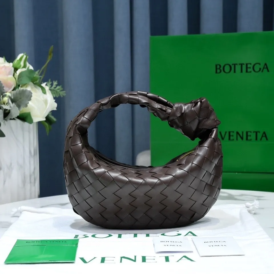 Batch 1120 BV Bottega Veneta's new early spring women's MINI JODIE handbag BV bag 🔥The new method is based on the original rounded corners, knotted with classic woven leather round hobo bag, The most iconic triangular pull-out design, using sheepskin draped soft shape, is super suitable for concave shapes~ Jodie feels really gentle to people, and is definitely the best item for daily matching. It has the same weave, new elements and twists, is compact and versatile, and is the new favorite of street style Internet celebrities! Dimensions: 23x28x8 Model: 6699-1